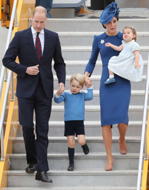 FAMILIE PÅ TUR: Her er hertuginne Kate og prins William med de to eldste barna George og Charlotte. Nå får prins William kritikk for ikke å ha lagt ut bilder av dem i anledning farsdagen. Foto: NTB Scanpix FAMILIE PÅ TUR: Her er hertuginne Kate og prins William med de to eldste barna George og Charlotte. Nå får prins William kritikk for ikke å ha lagt ut bilder av dem i anledning farsdagen. Foto: NTB Scanpix
